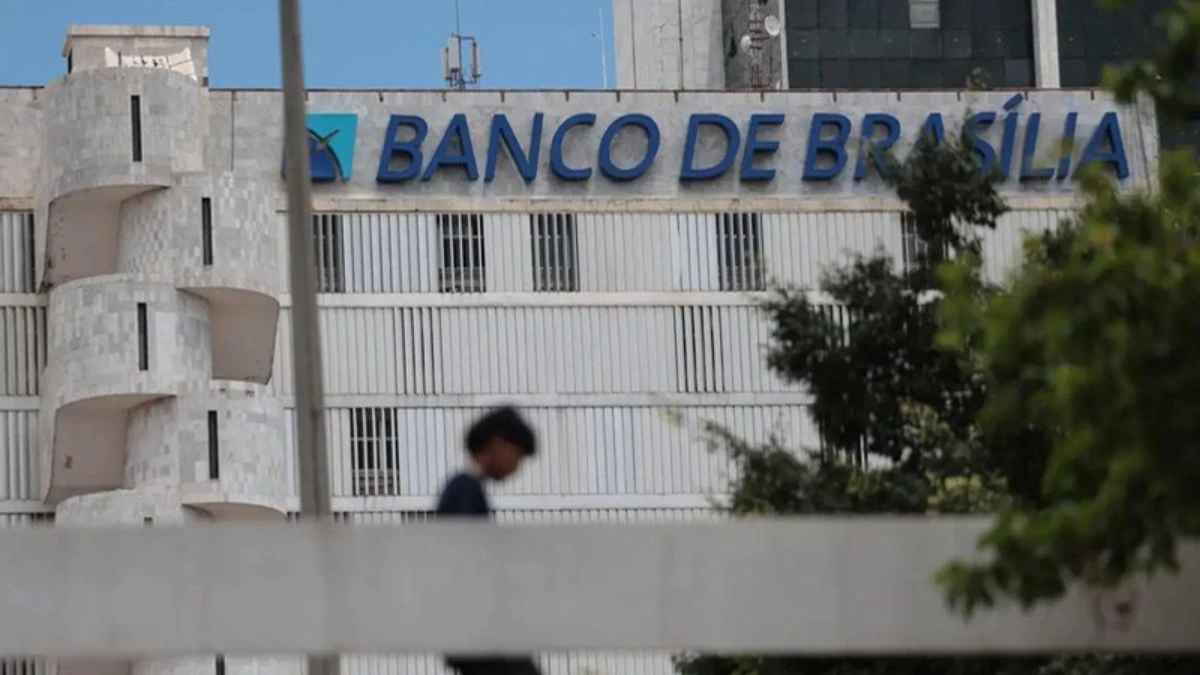 Socorro bilionário a banco vai congelar salários e vetar concursos