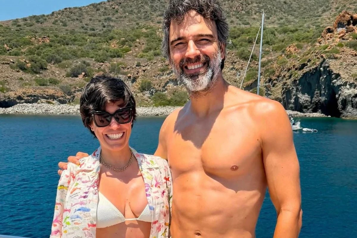 Tadeu Schmidt impressiona com físico definido durante viagem de 'volta ao mundo' com a esposa