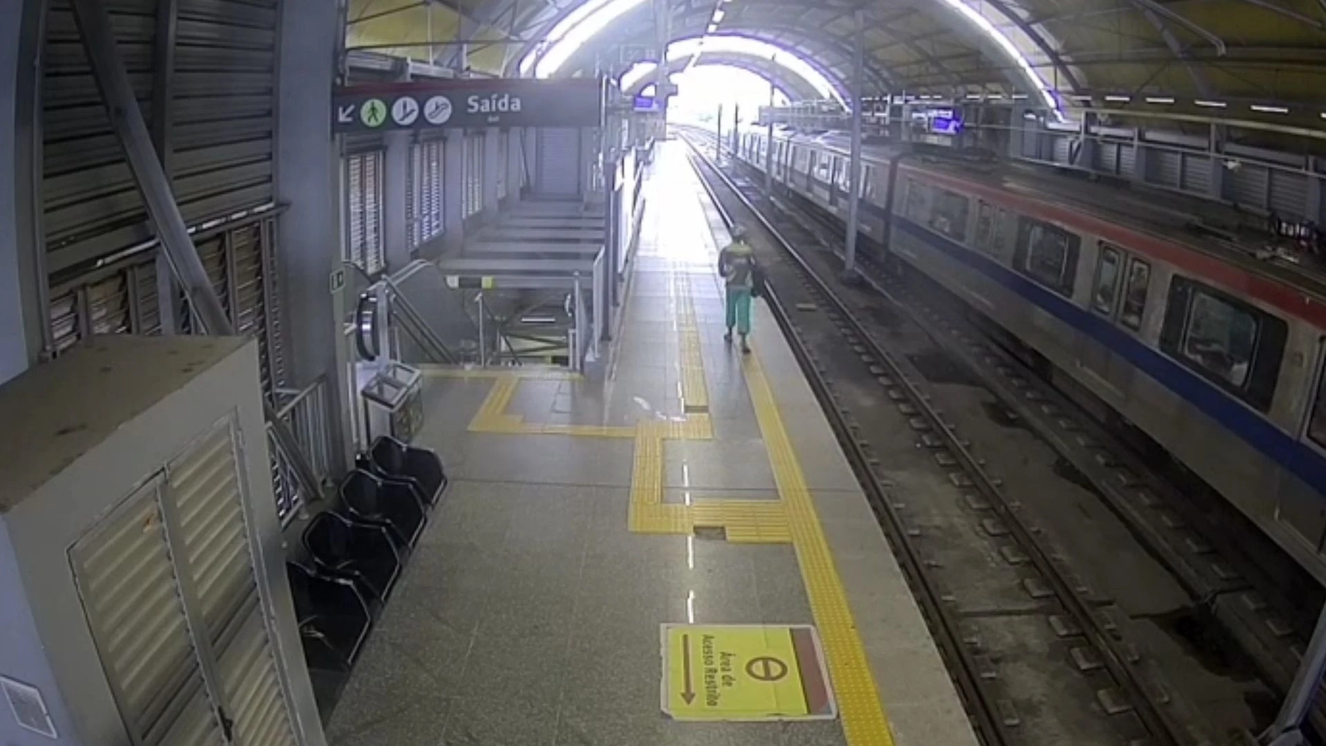 Vídeo mostra momento em que homem cruza trilhos do metrô antes de ser prensado