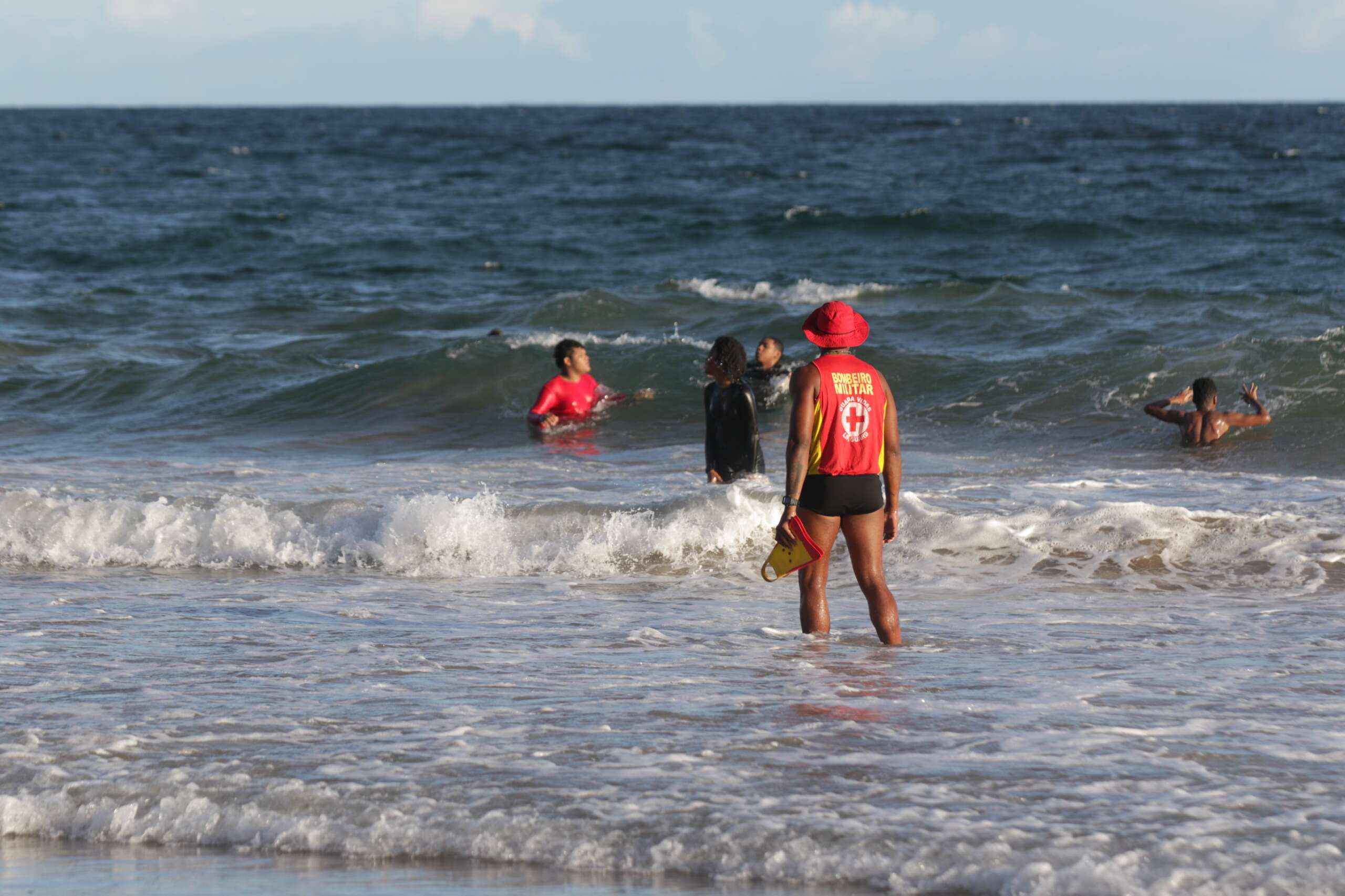 Homem desaparece após entrar no mar na Barra; Bombeiros realizam buscas