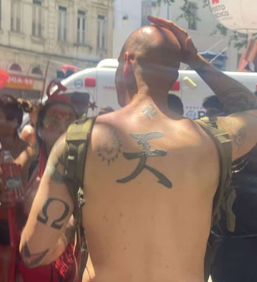 Estrangeiro com tatuagens nazistas é agredido por foliões em bloco