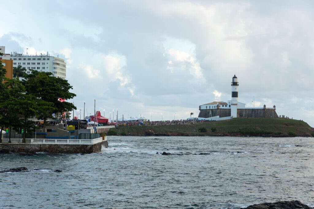 Salvador fiscaliza mar da Barra para impedir embarcações com 'vista privilegiada' para o Carnaval