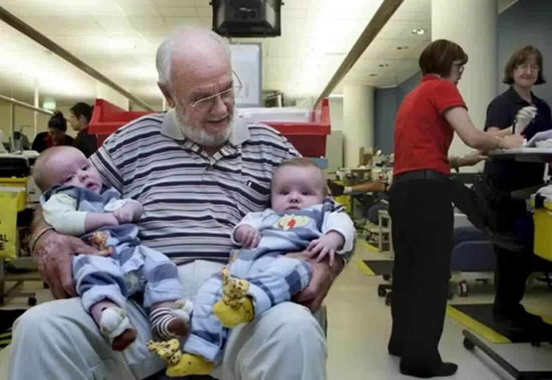 Homem com sangue raro que salvou mais 2,4 milhões de bebês morre aos 88 anos