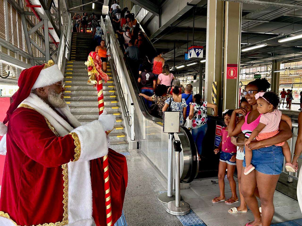 Papai Noel alegra passageiros no metrô de Salvador