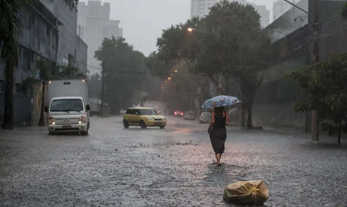 Inmet emite alertas para chuvas intensas com 'perigo potencial' em 23 estados; confira