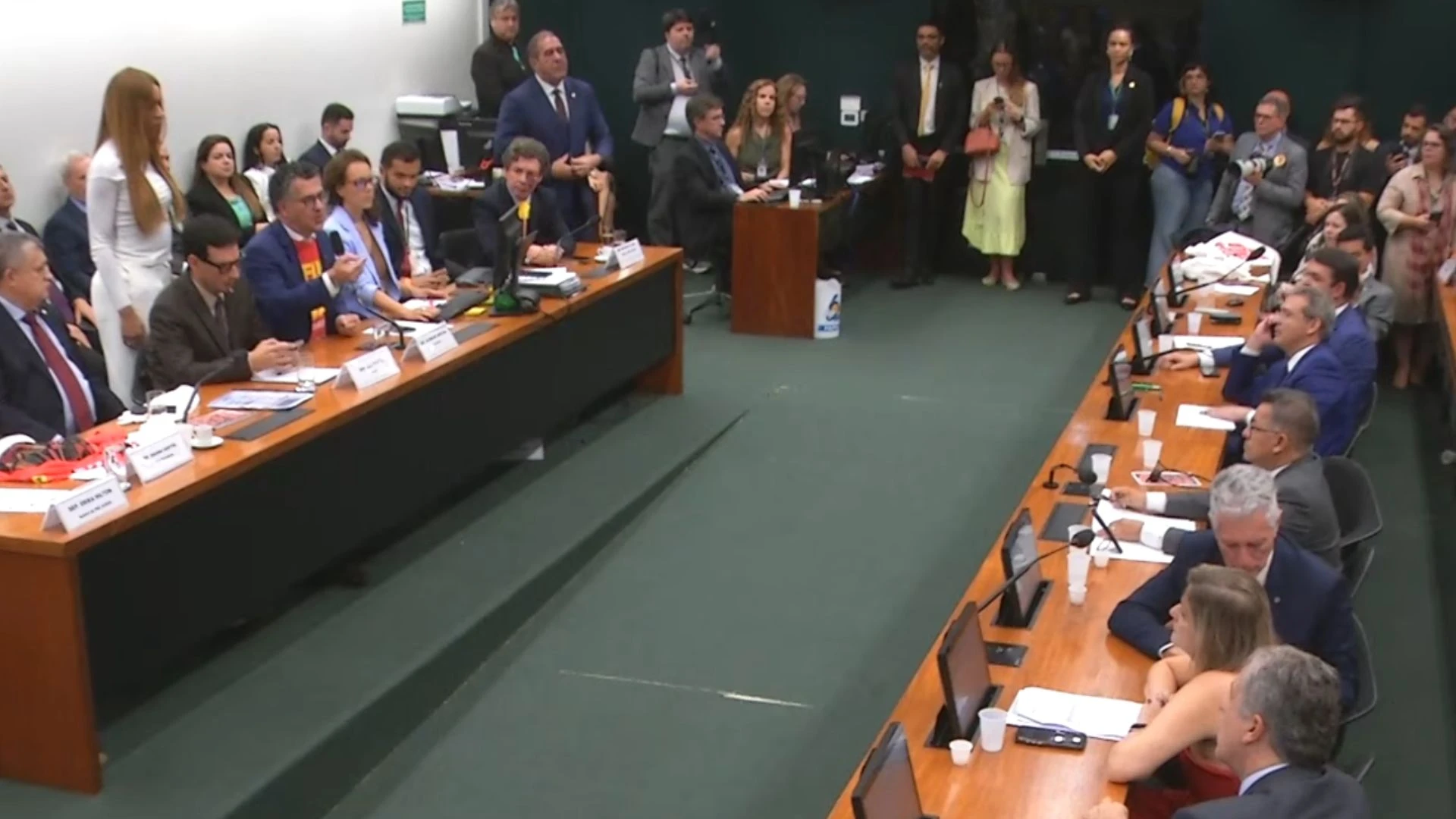 Comissão da Câmara aprova texto-base da PEC que acaba com o fim da escala 6x1