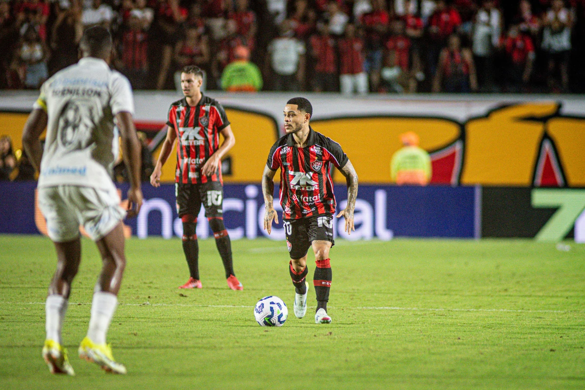 Com gol de Carlinhos, Vitória busca prejuízo e empata com o Grêmio