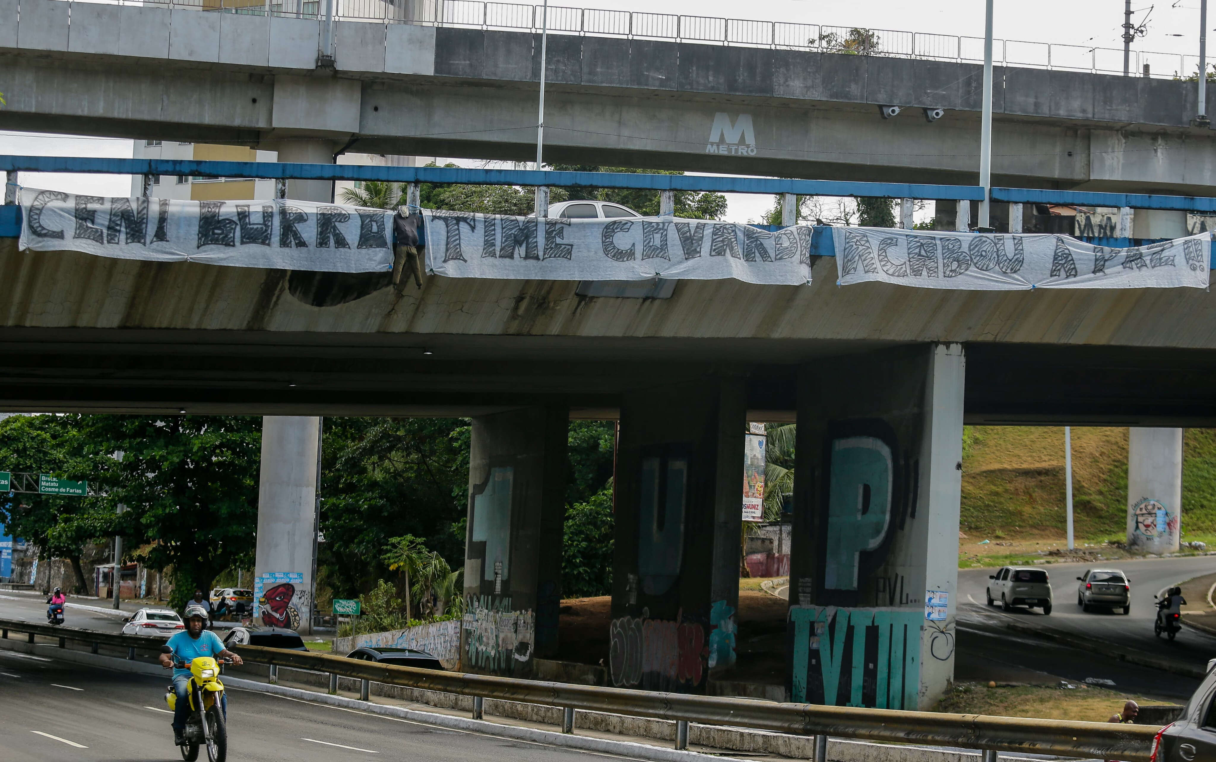 'Ceni burro, time covarde': boneco e faixa são pendurados em viaduto  em ataque ao Bahia