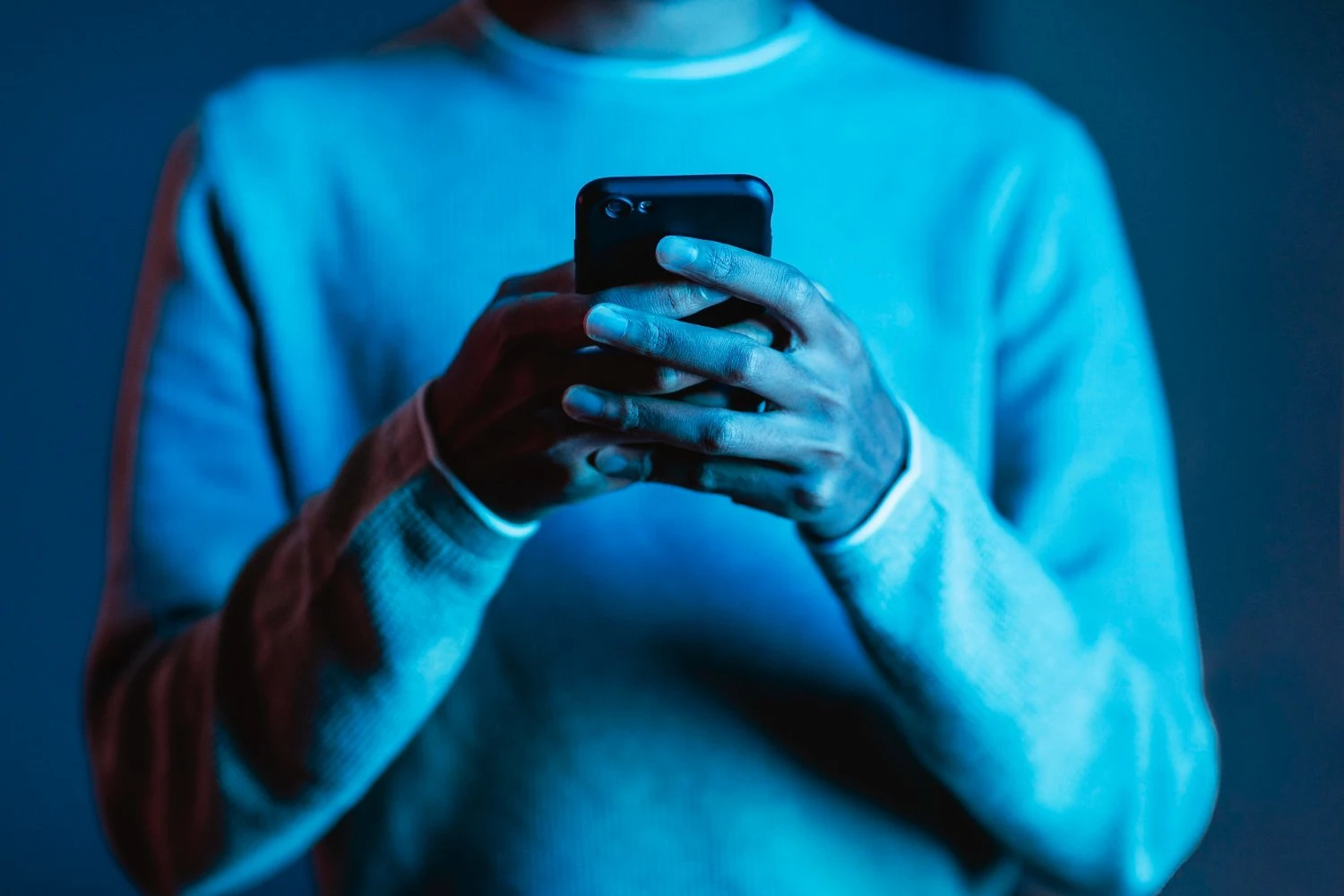 Golpe da 'mão fantasma' invade celular e faz Pix sem a vítima perceber; entenda como funciona
