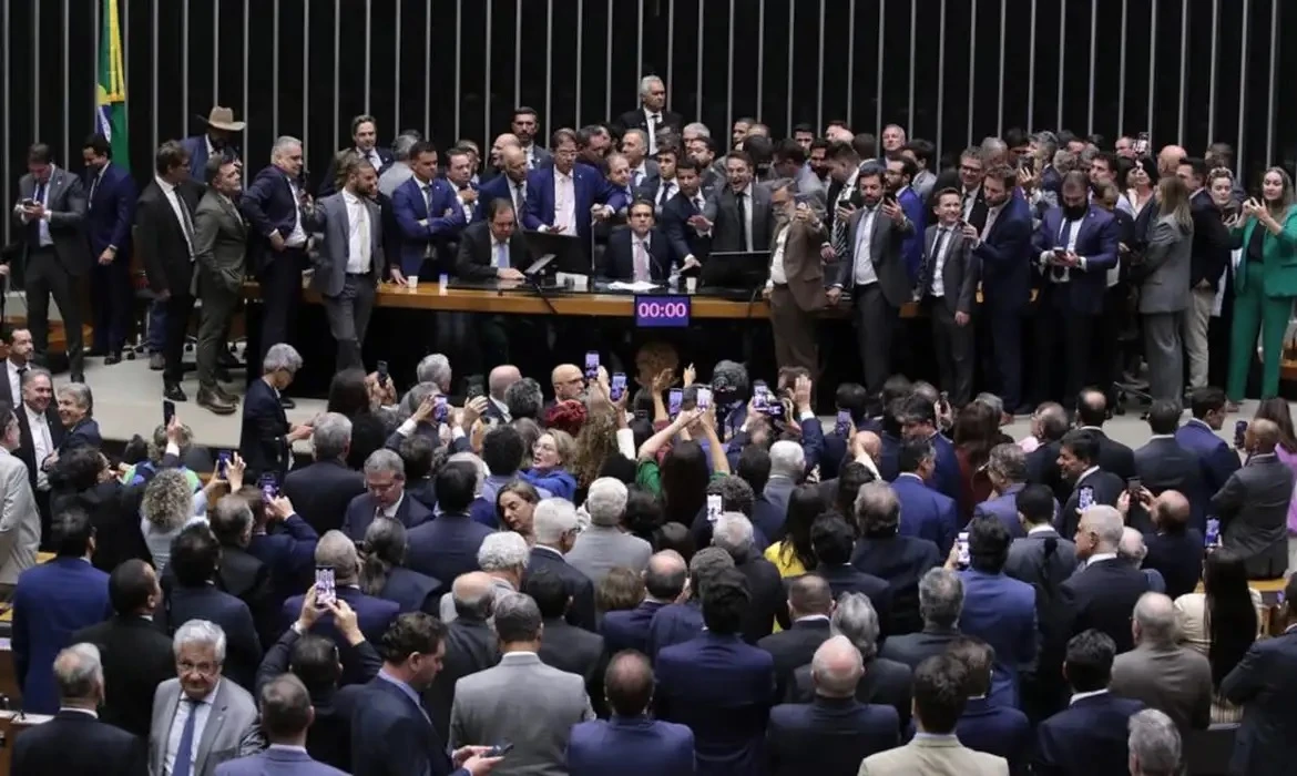 Com policiais e parlamentares na mesa, Hugo Motta abre sessão com mais de 24h de atraso