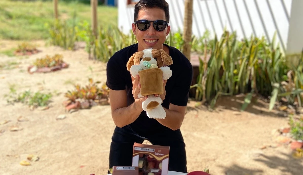 Jovem percorre 1,5 mil km vendendo chocolate na praia para realizar sonho com a Cacau Show; entenda