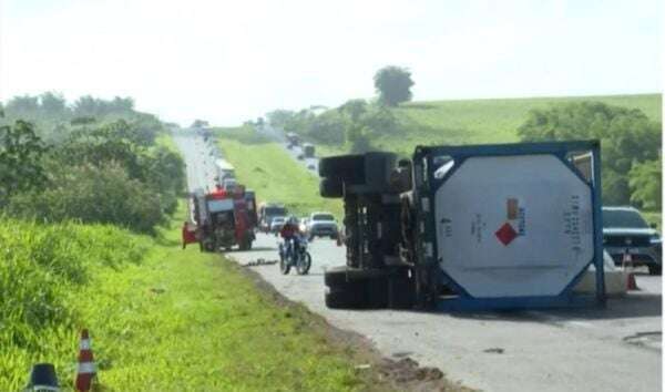 Trecho da BR-324 é interditado após caminhão que levava acetona tombar