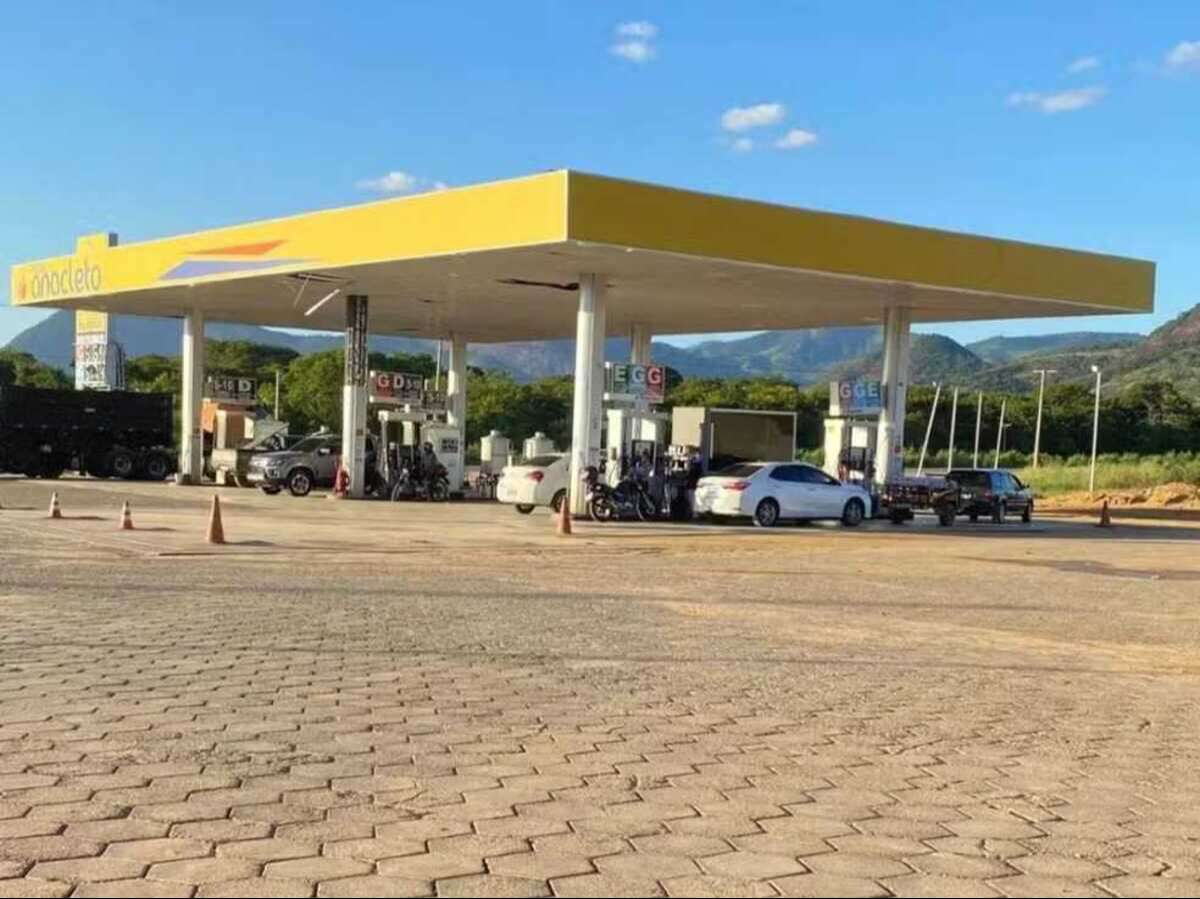 Pai esquece filhas em posto de gasolina e só percebe após 40 km de viagem