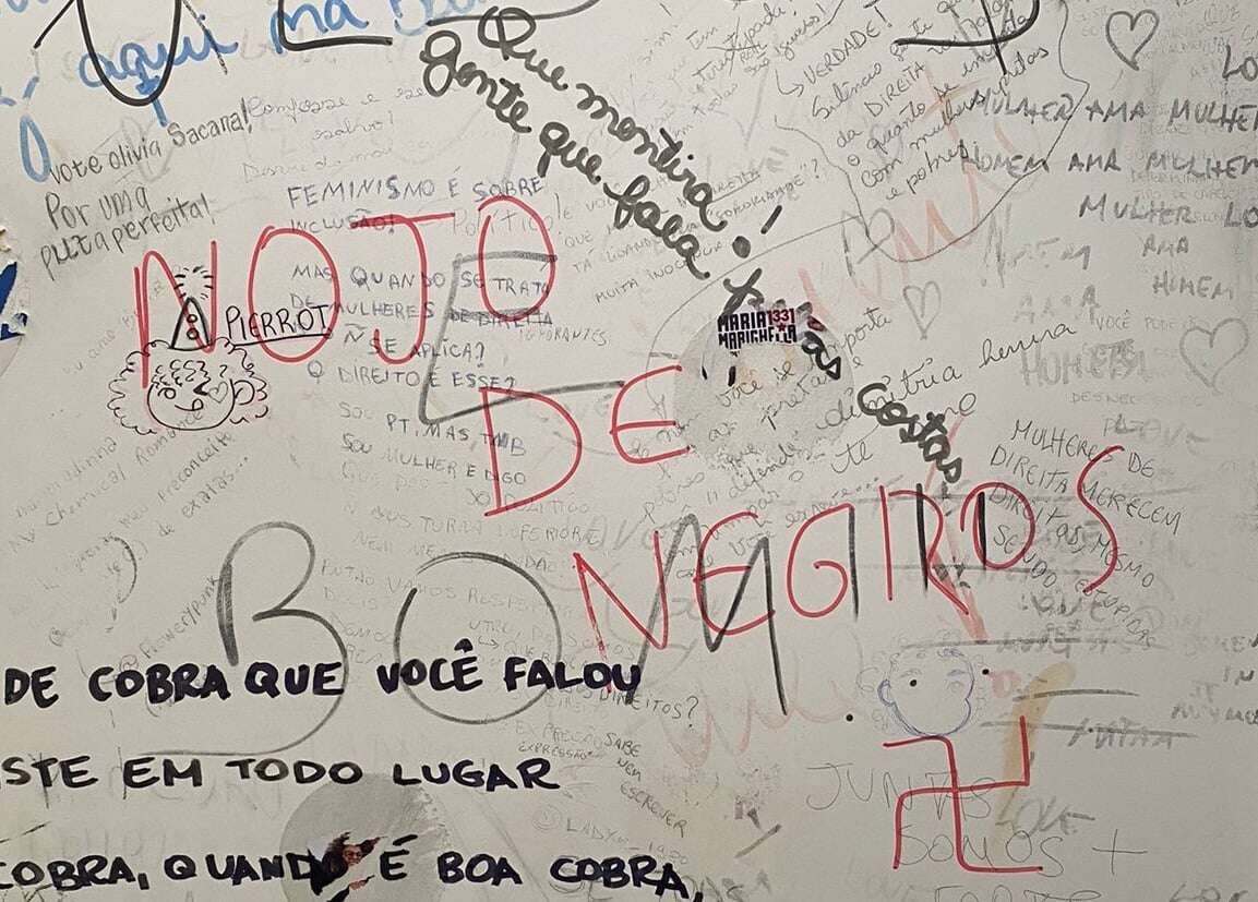 Frases racistas e misóginas são pichadas em banheiro da Ufba; comunidade reage