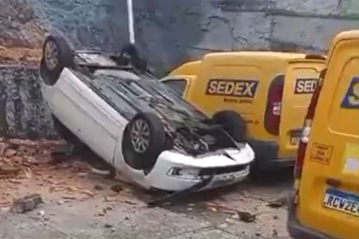 Carro cai e capota dentro do estacionamento dos Correios no Garcia