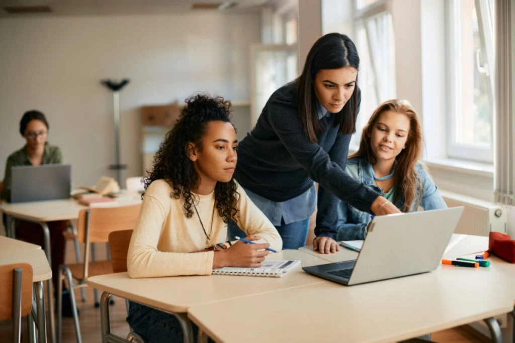 Instituto Claro oferece curso gratuito para professores com internet de graça por 1 ano; veja como se inscrever