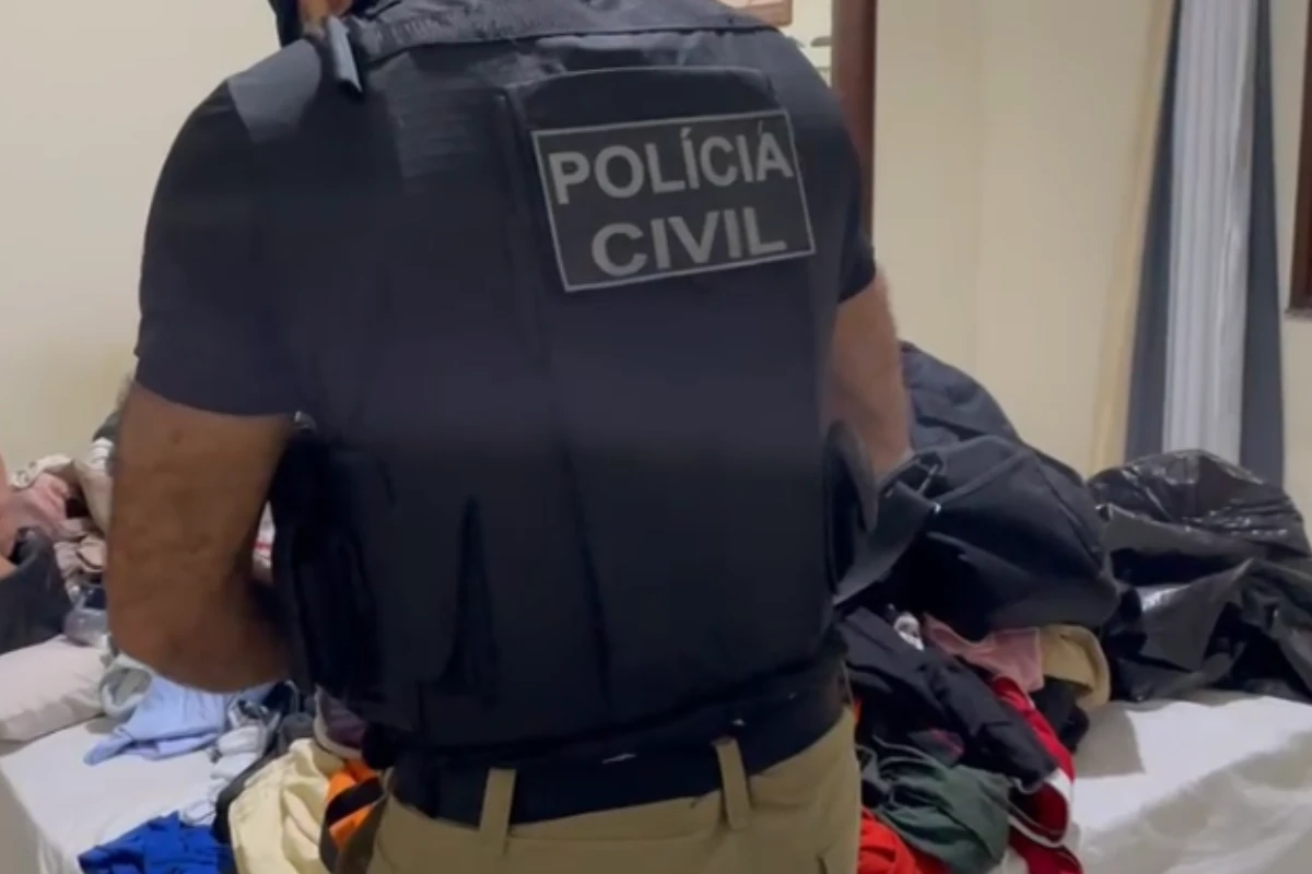 Operação policial investiga grupo por venda de armas e drogas em Feira de Santana
