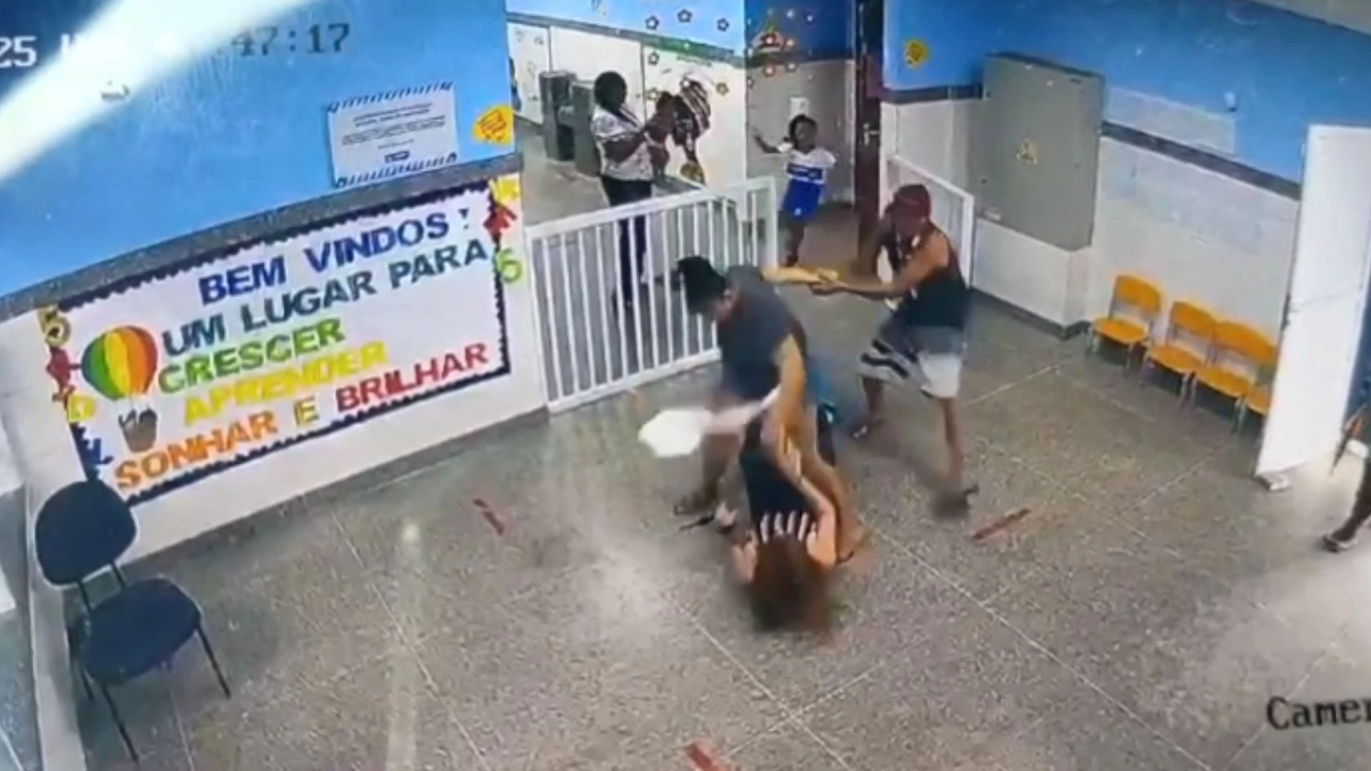 'Sem conseguir mexer o pescoço': diretora agredida por mãe relata ataque em escola