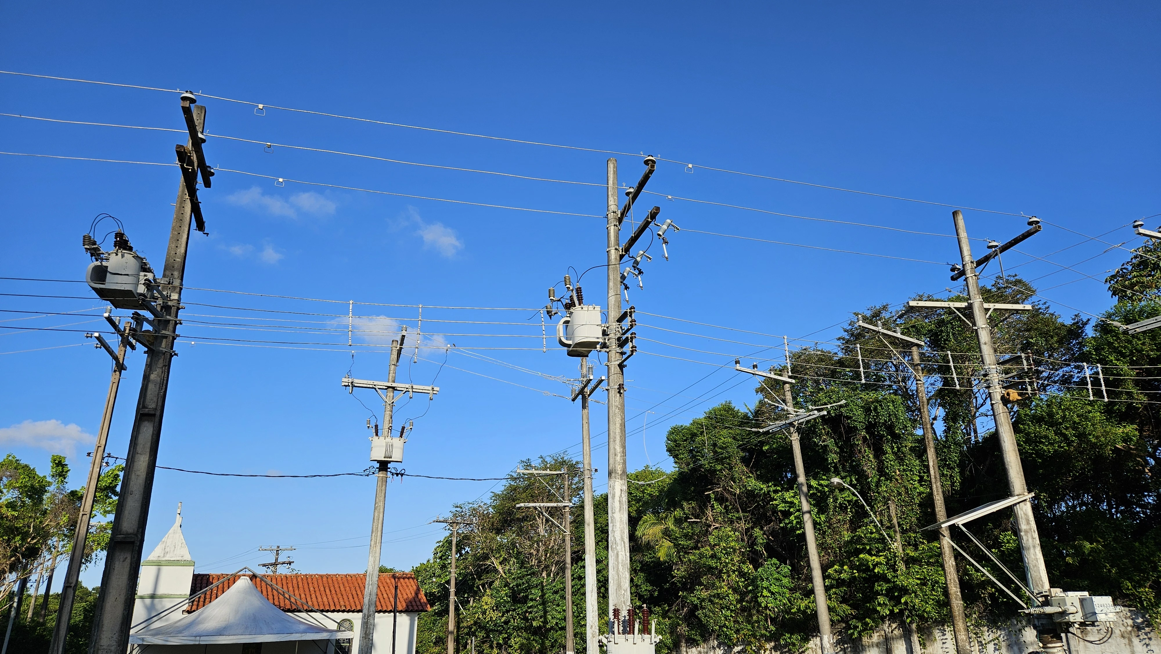 Vai construir ou reformar? Saiba como evitar acidentes com a rede elétrica