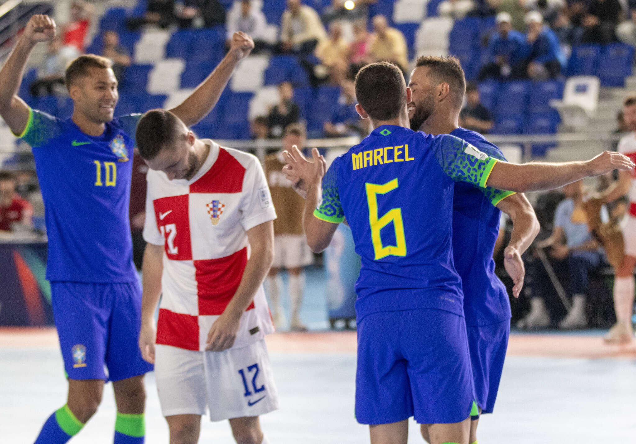 Brasil goleia Croácia e garante classificação às oitavas da Copa do Mundo de futsal