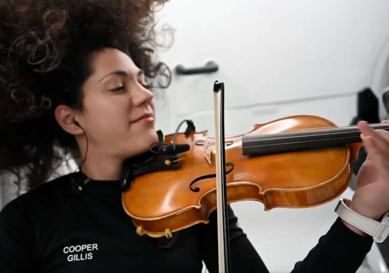 Com participação de orquestra da Bahia, engenheira americana se torna primeira pessoa a tocar violino no espaço