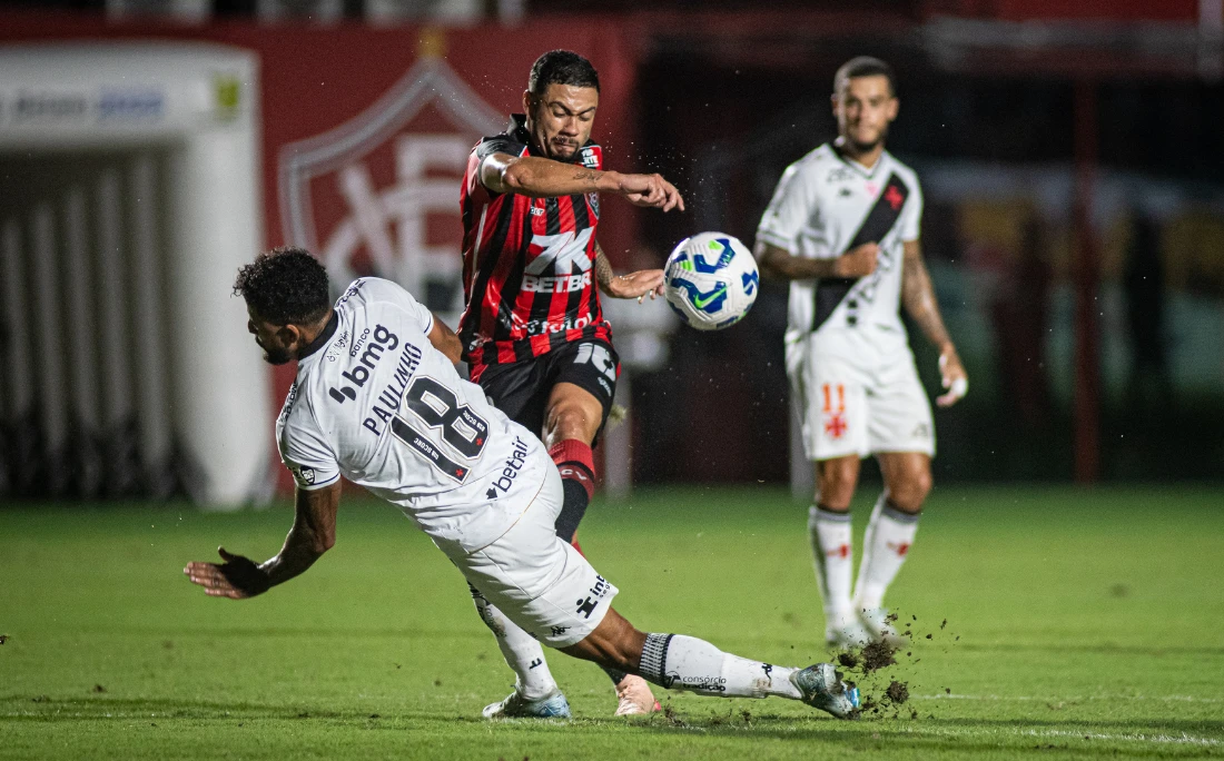 Renato Kayzer tem estreia iluminada e comanda virada do Vitória sobre o Vasco no Barradão