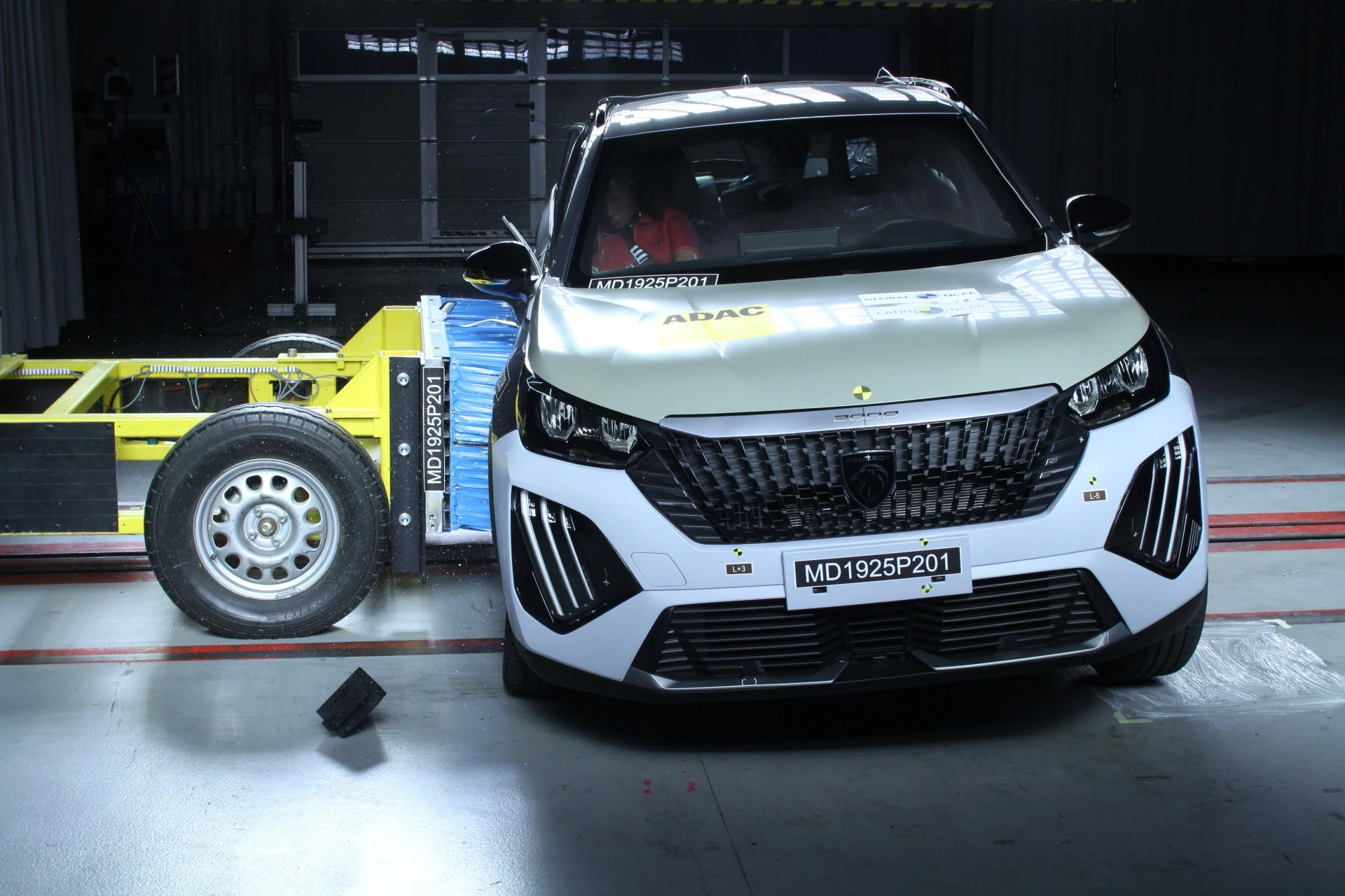 Teste de segurança aprova VW Tera e reprova Peugeot 2008; entenda