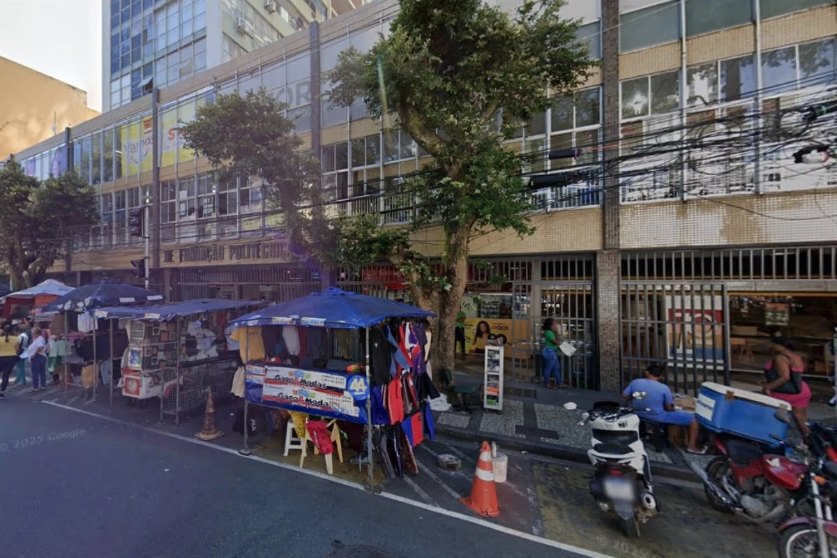 Prédio comercial na Avenida Sete é atingido por incêndio