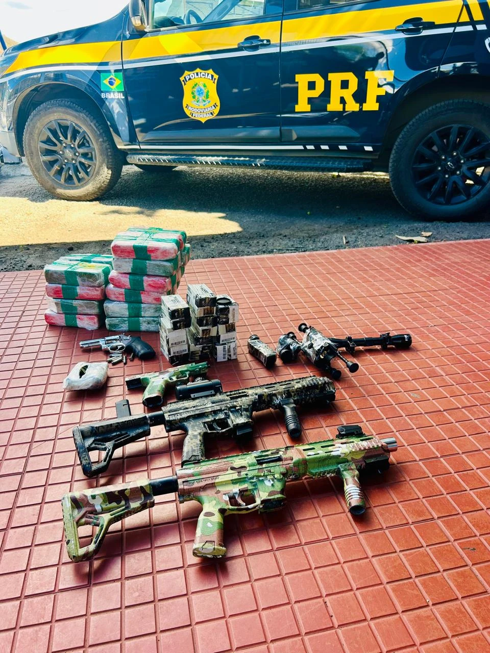 PRF apreende arsenal e 20 kg de drogas em bagagem de ônibus interestadual na BR-116