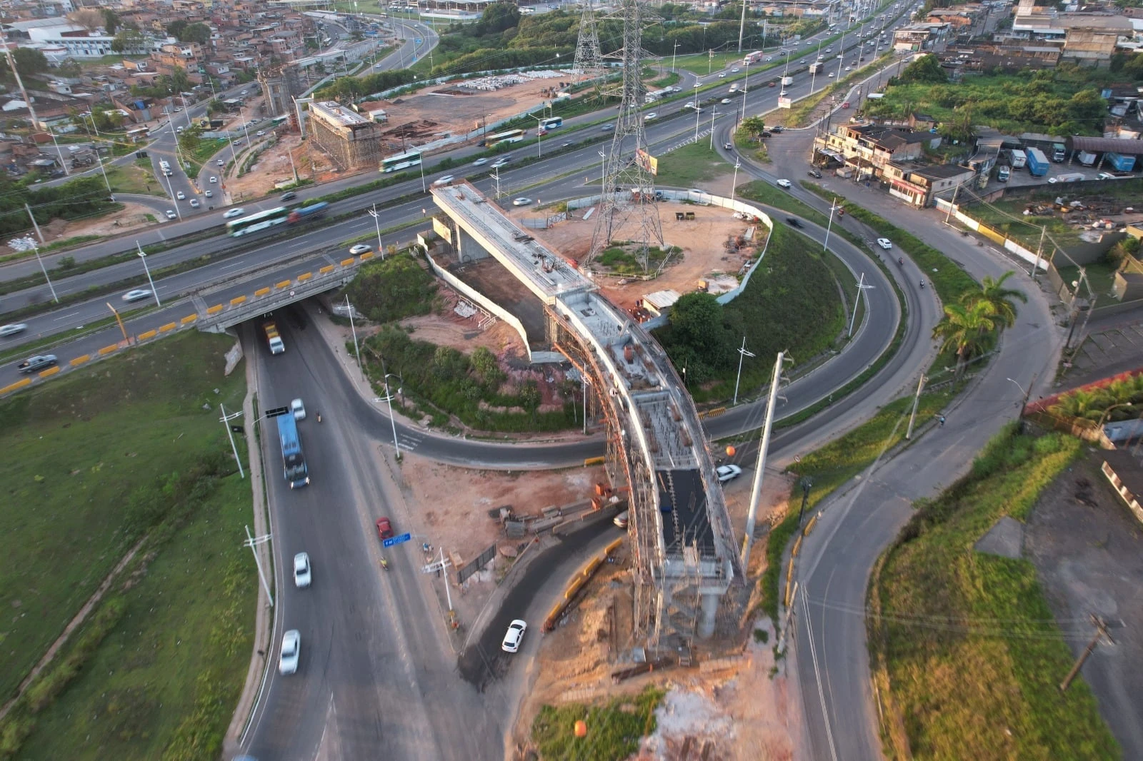 Trânsito na BR-324 é alterado para nova etapa de obras do VLT; veja mudanças