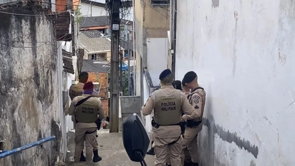 Mulher trans é achada morta com mãos amarradas para trás em escadaria de Salvador