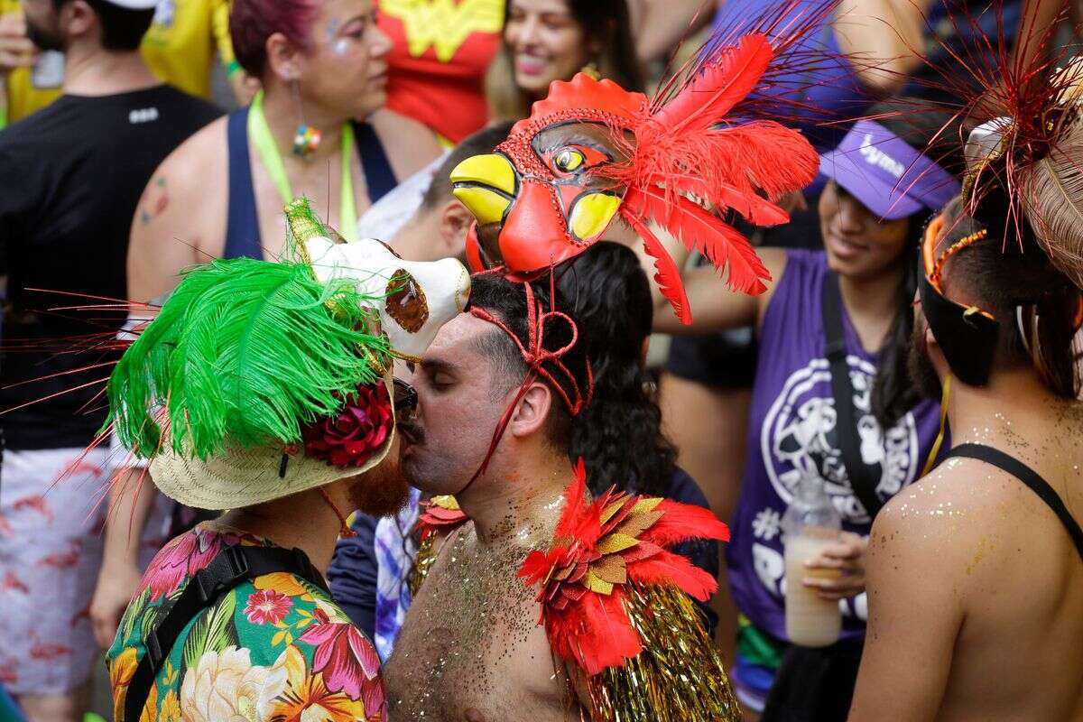 Carnaval: saiba como evitar cinco doenças transmitidas pelo beijo