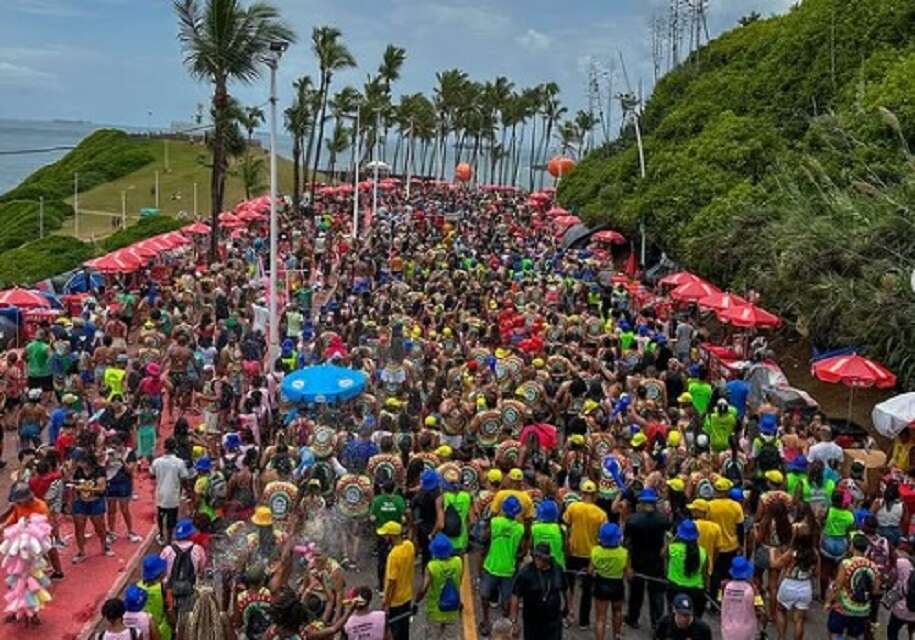 De mototáxi, buzu, táxi ou carro por app: veja como chegar e sair da folia em Salvador