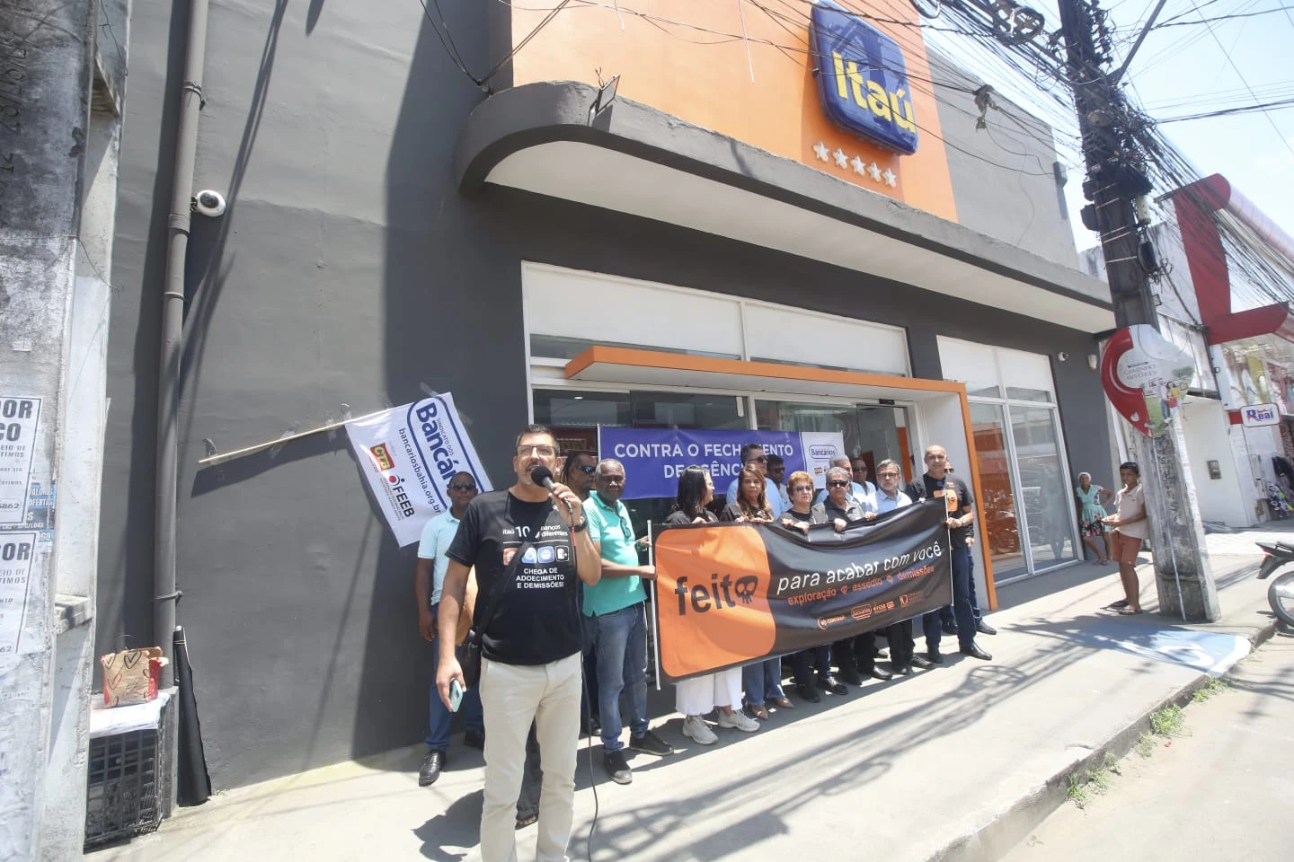 Bancários protestam contra fechamento de agência do Itaú na Bahia