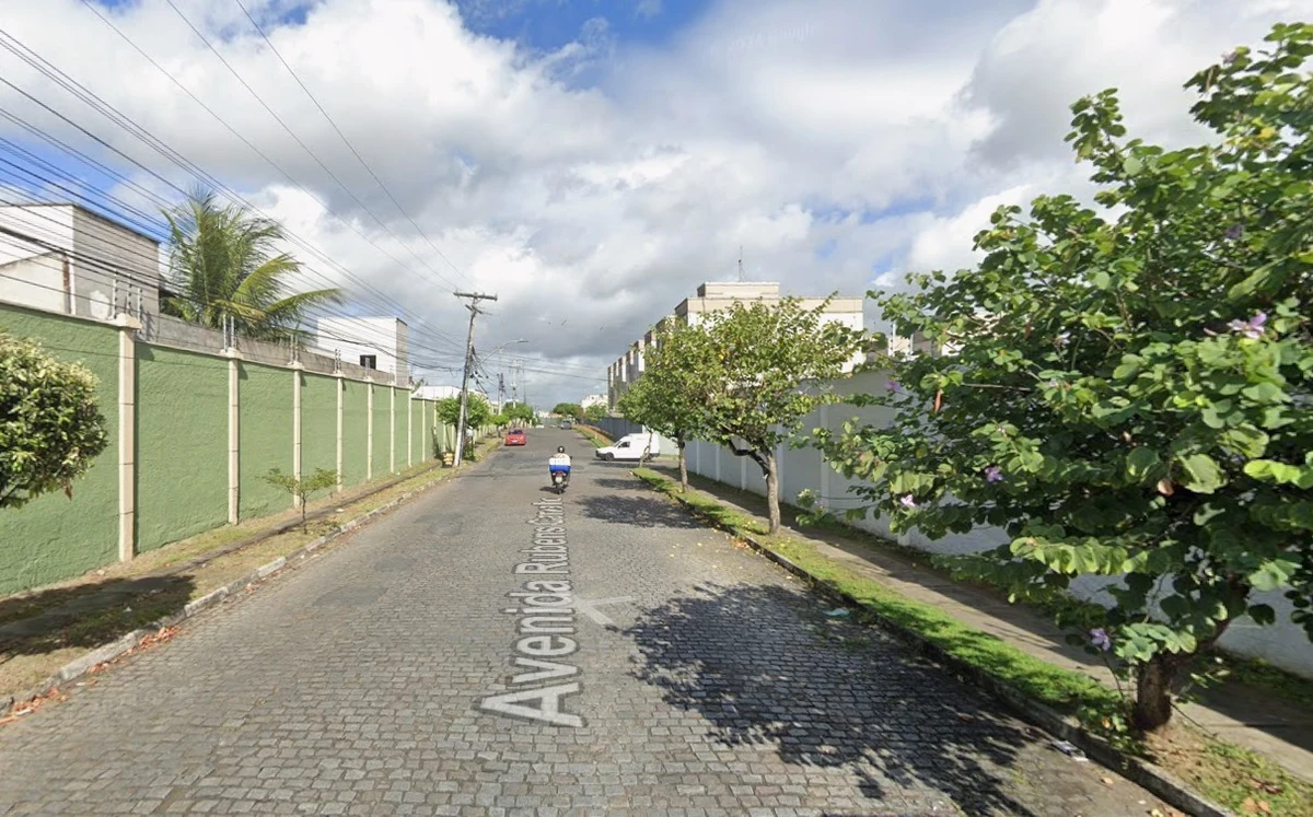 Homem é executado em emboscada no trânsito na Bahia; esposa ficou ferida