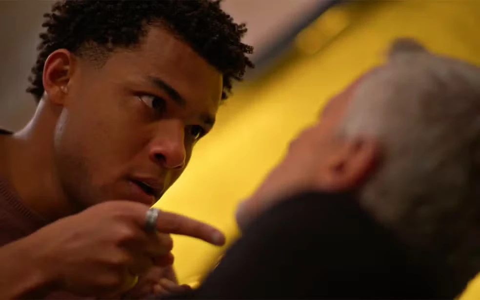 Samuel dá soco em Jaques após ouvir tio falar um nome: 'Tira da sua boca!'