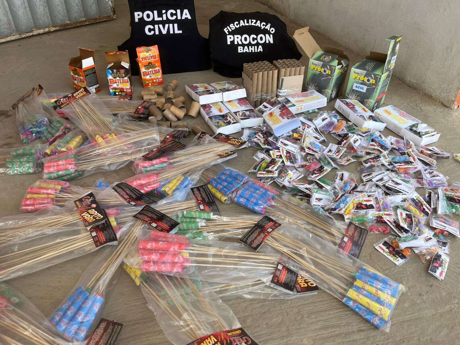 Polícia e Procon apreendem 239 mil fogos de artifício clandestinos na Bahia