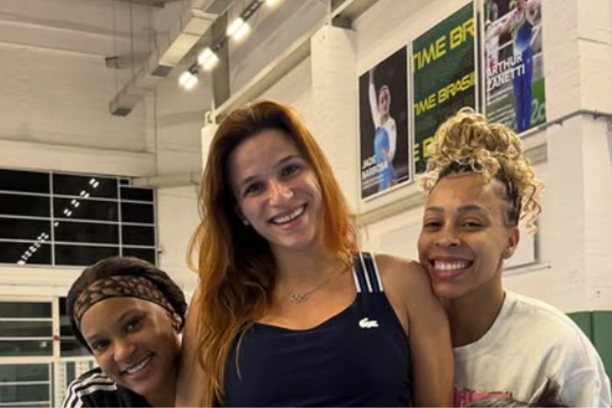 Jade Barbosa exibe barrigão de grávida ao lado das colegas ginastas