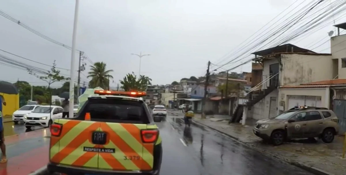 Mulher morre após cair no canteiro central da Avenida Suburbana