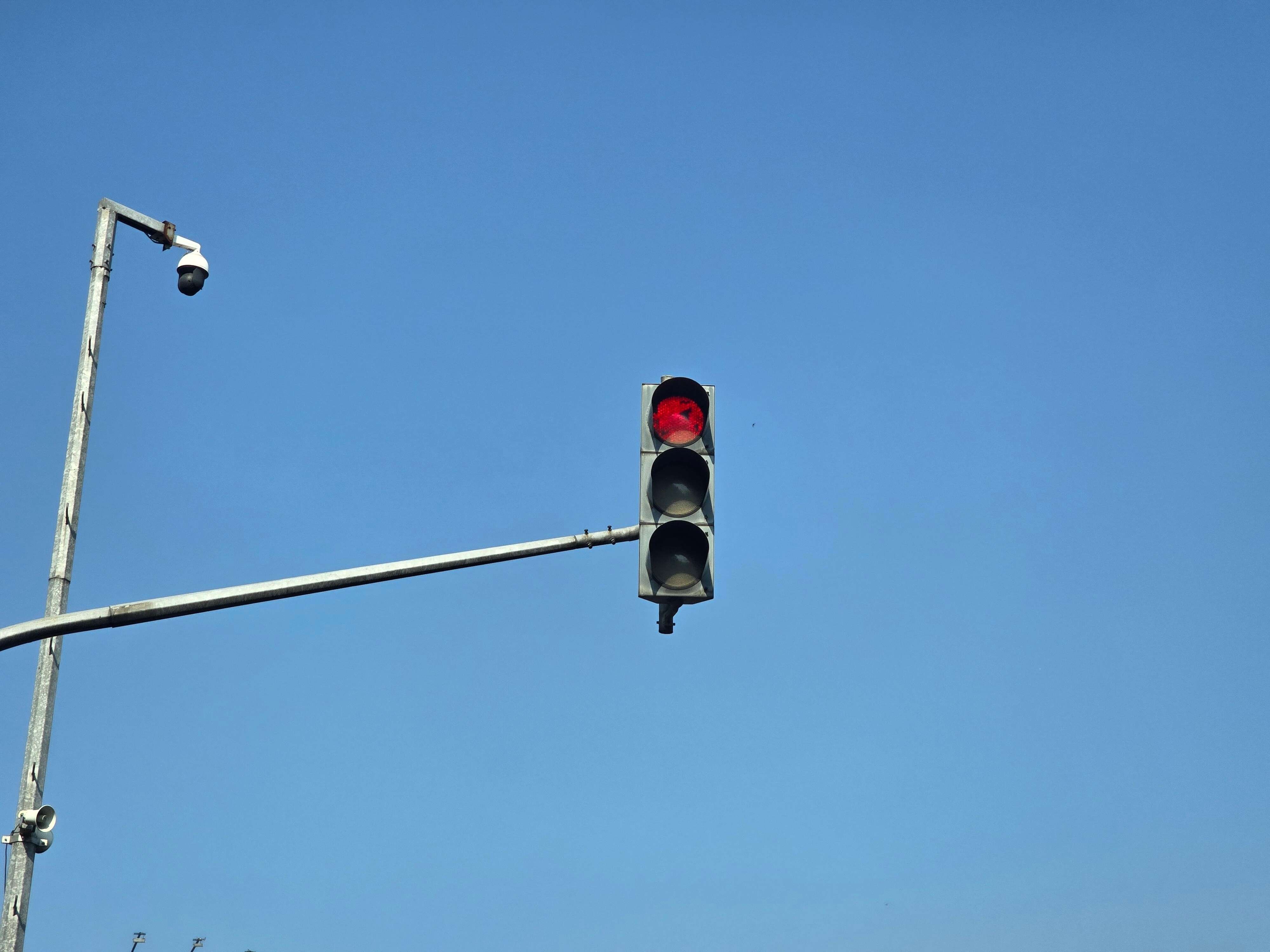 Que horas pode passar no sinal vermelho em Salvador? Transalvador explica