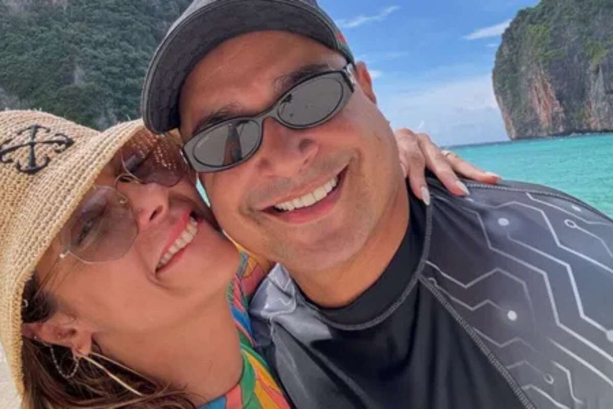 Comemorando 23 anos de casamento, Carla Perez e Xanddy ostentam em avião luxuoso