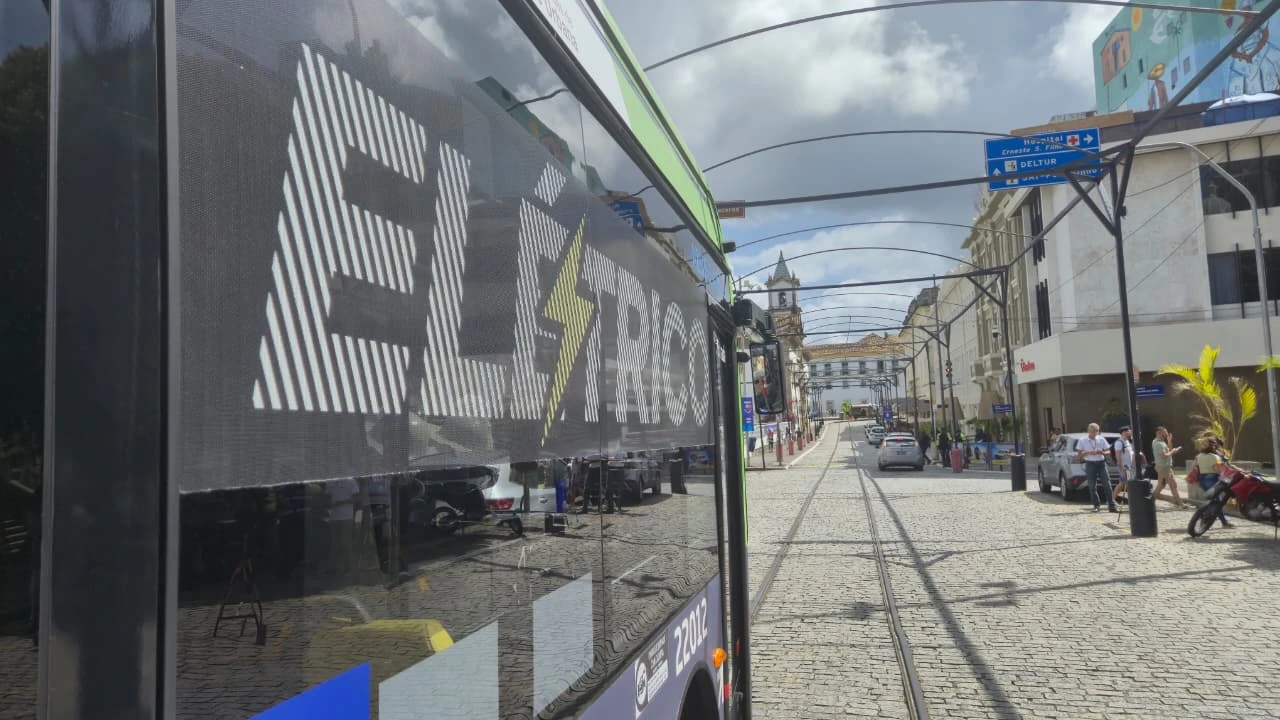 Salvador testa ônibus elétrico no Centro Histórico e revive era dos bondes