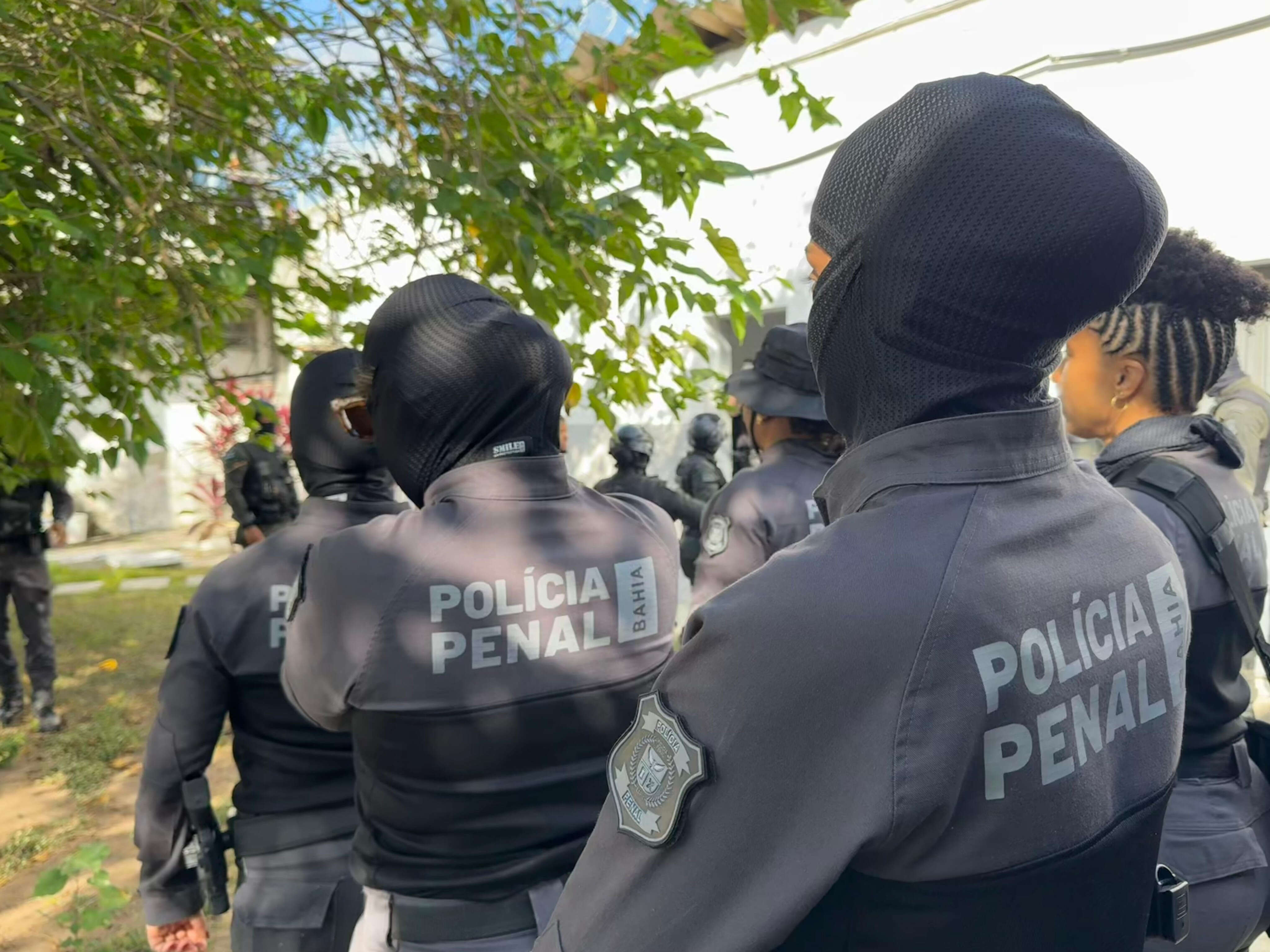 Operação apreende celulares, drogas e armas brancas após revista em 165 celas no Conjunto Penal de Feira