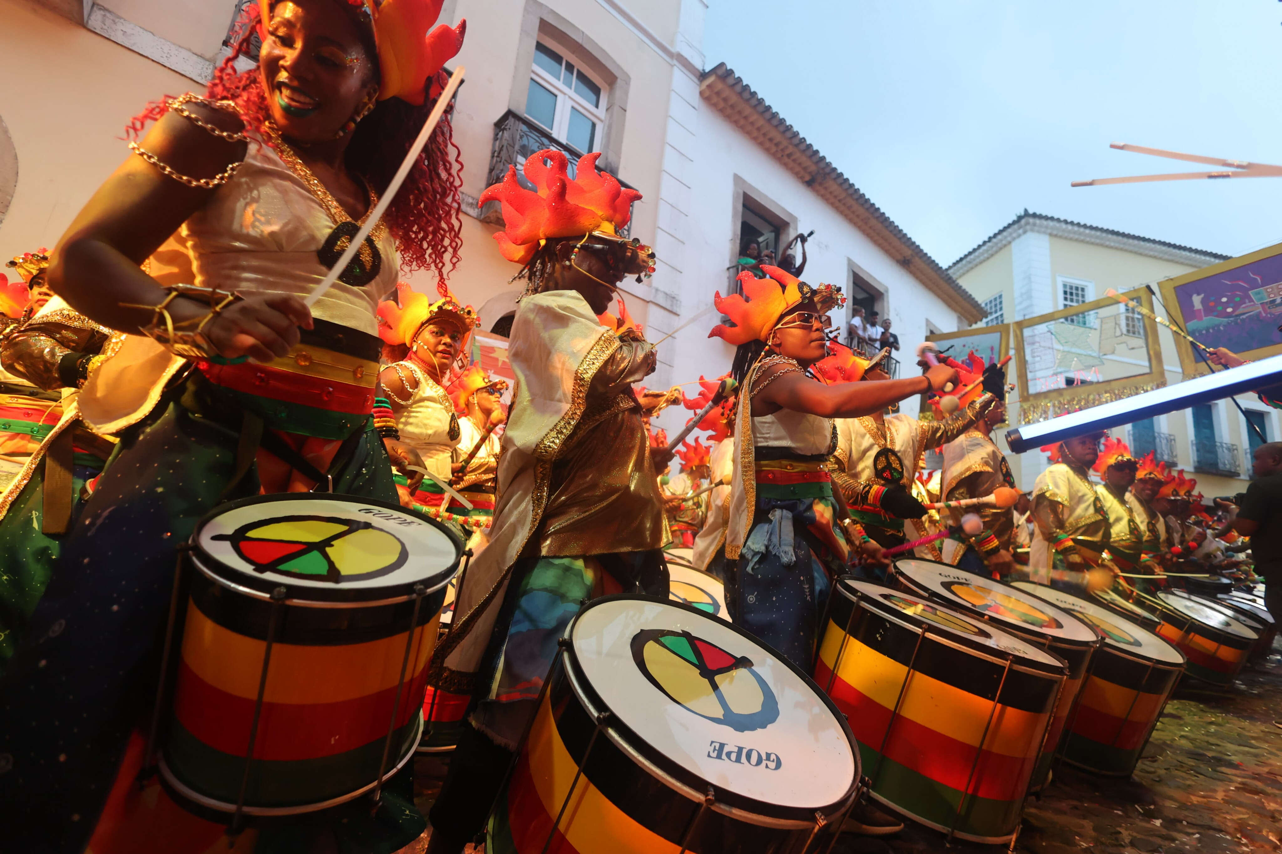 Olodum celebra Olodumaré em primeiro dia de desfile no Carnaval