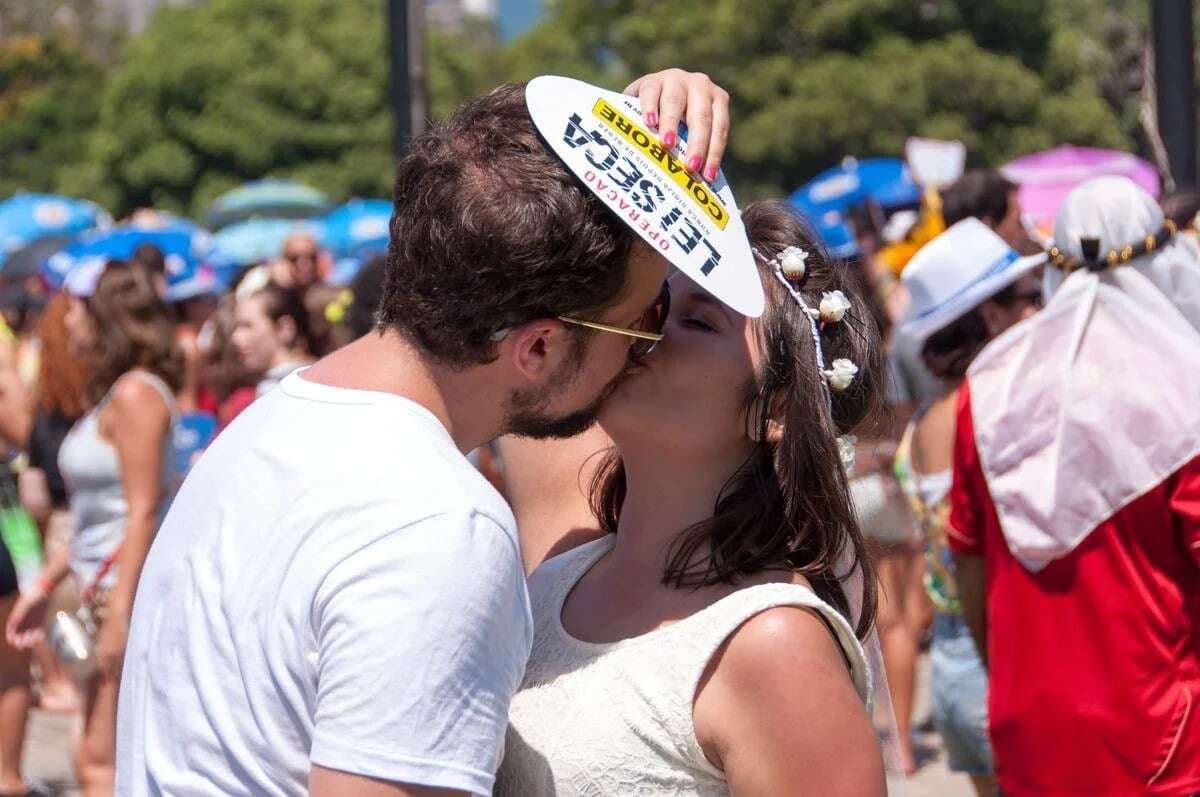 Saiba quais os riscos de beijar no Carnaval