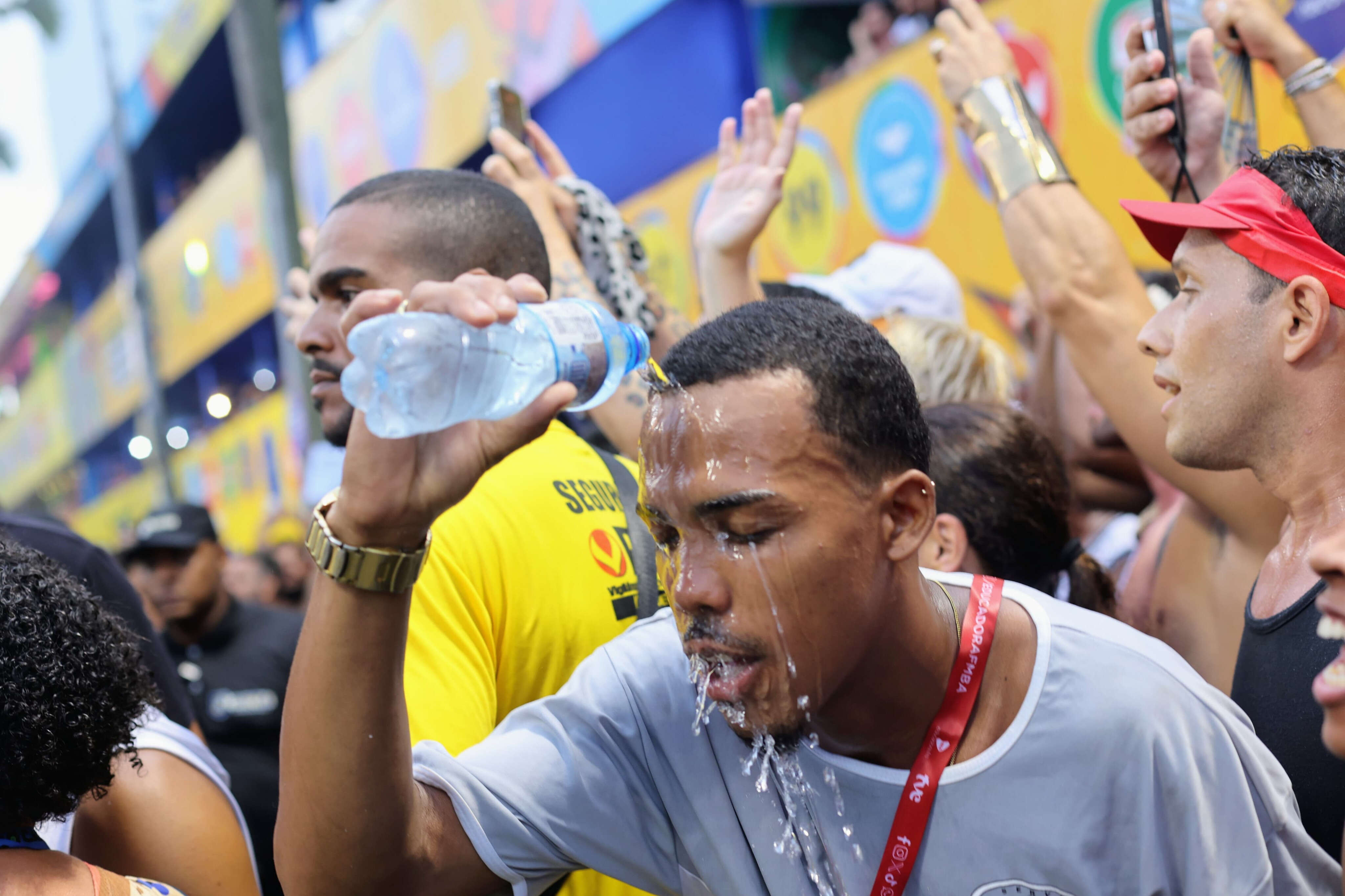 Qual bebida aumenta vontade de ir ao banheiro? Veja alertas de especialistas contra desidratação no Carnaval