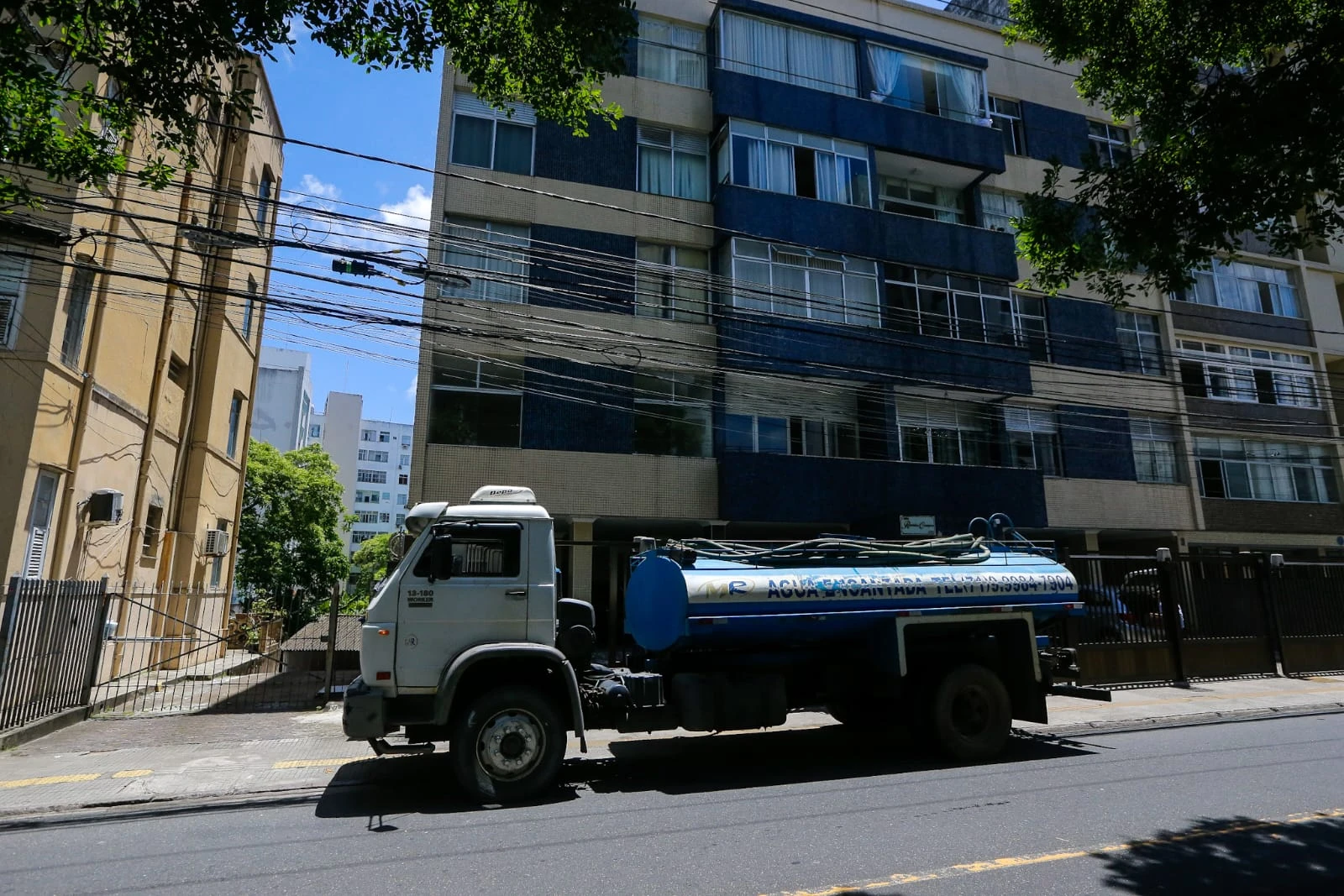 Serviços restritos e gastos com caminhão-pipa: veja os prejuízos causados pela falta de água