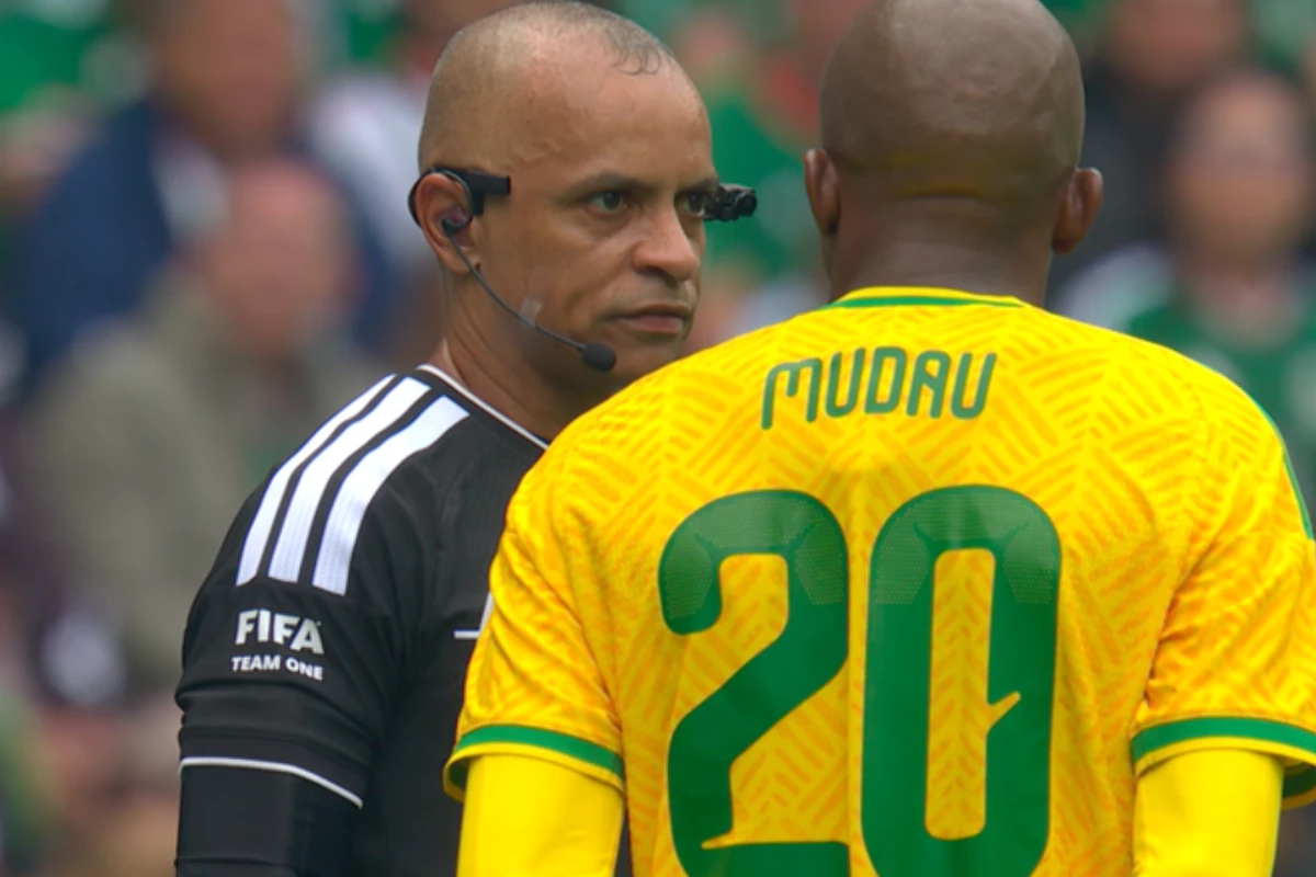 Árbitro brasileiro vira meme na abertura da Copa após explicar expulsão em inglês