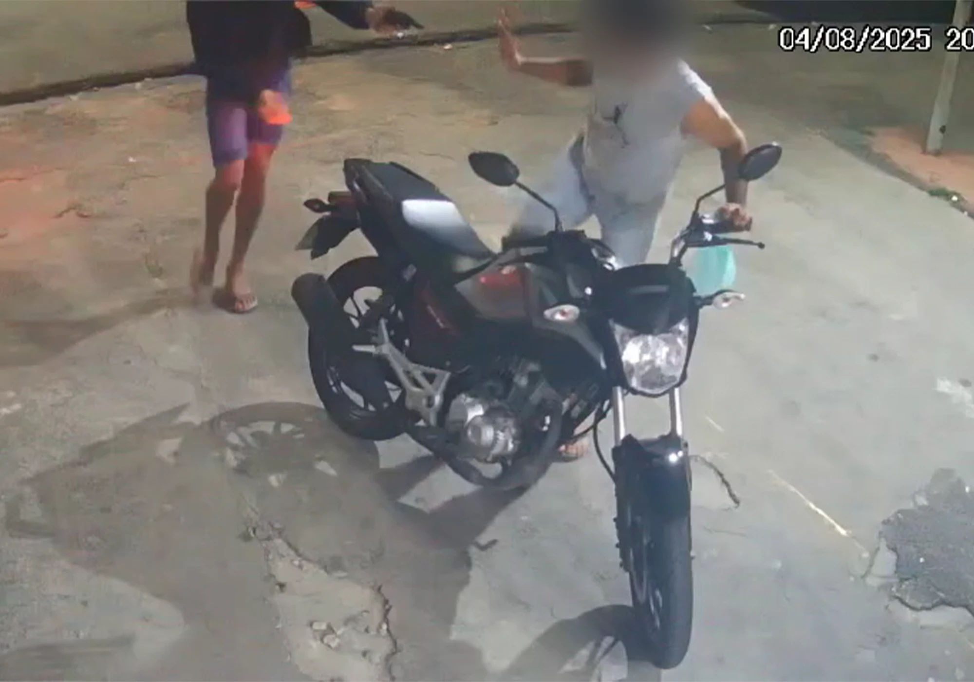Homem tem moto roubada em assalto na frente de farmácia em Salvador; veja vídeo