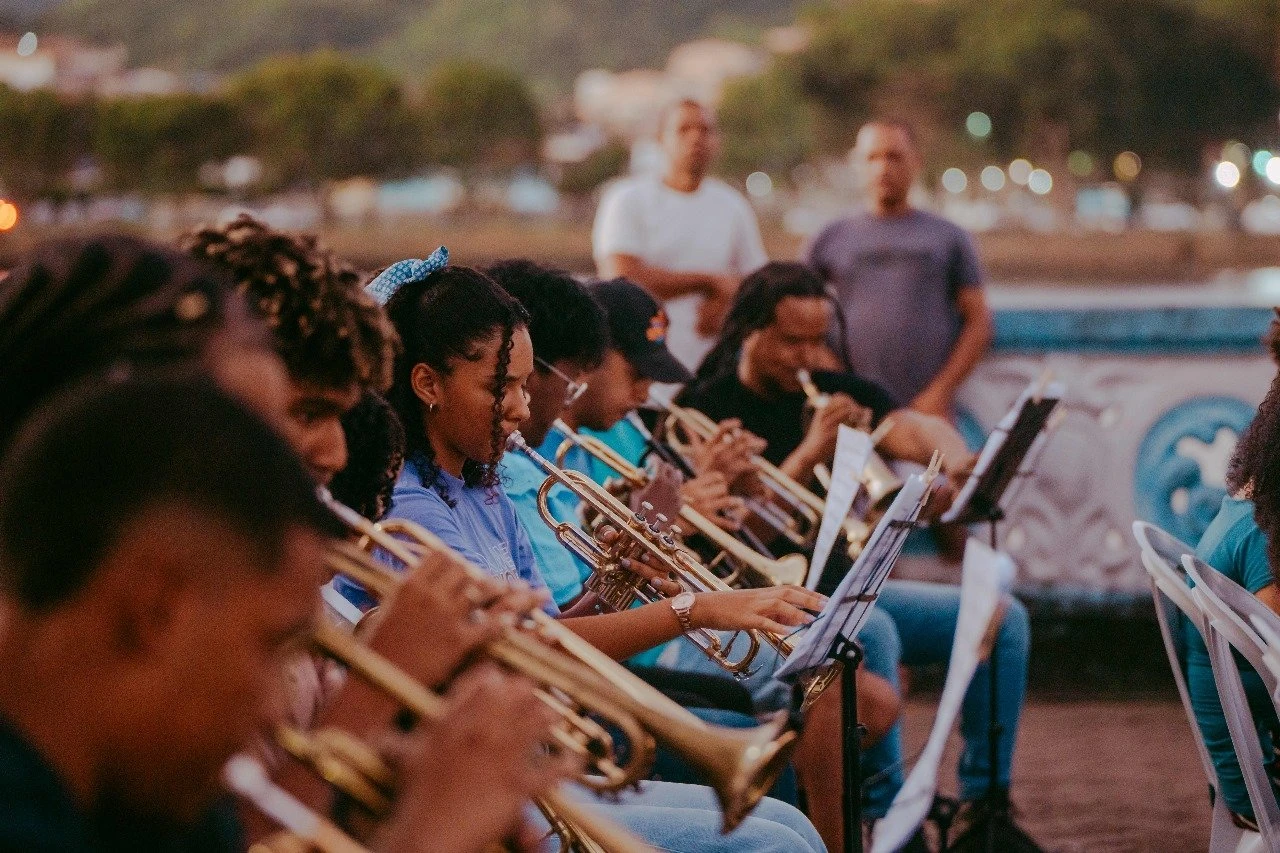 Mais de 50 músicos participam de performance coletiva em encontro de filarmônicas